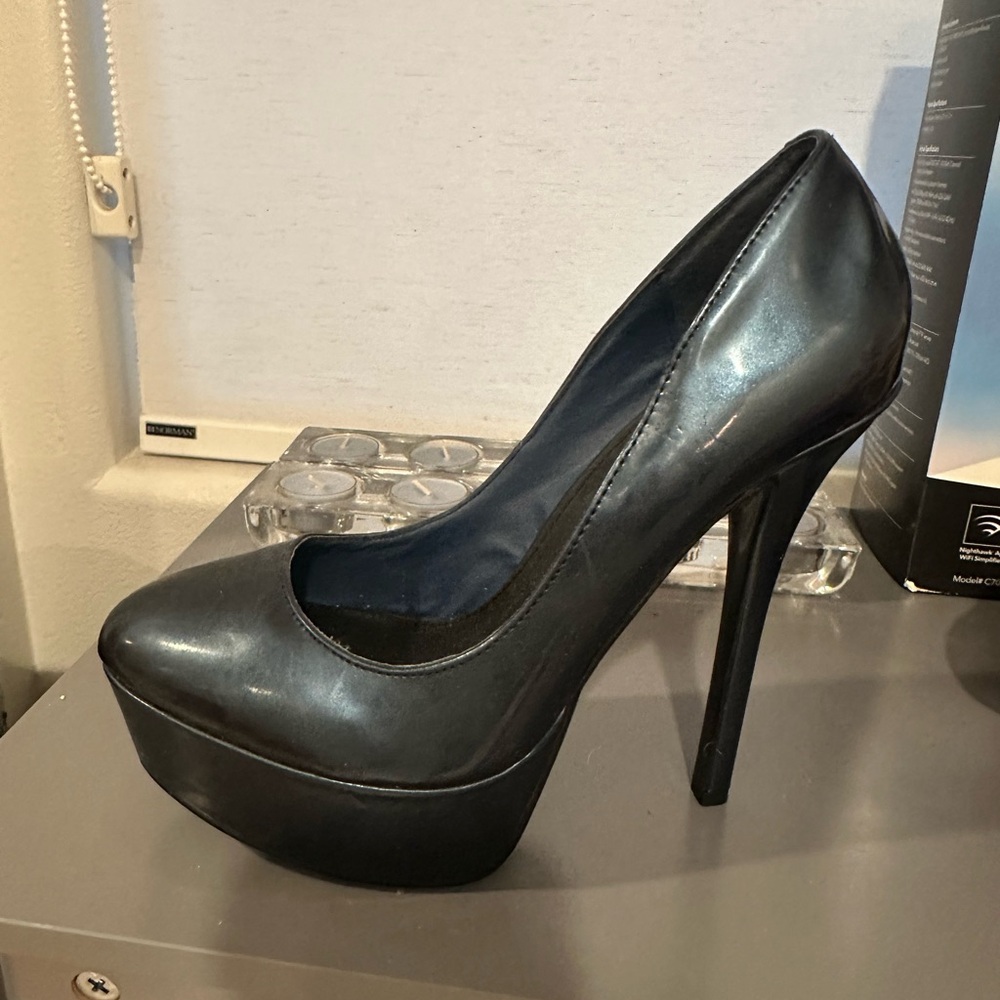 Steve Madden Shiny Black Platform Pumps